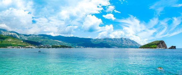 Красивый панорамный пейзаж полуострова Завала в городе Будва на побережье Адриатического моря, Черногория - Фото, изображение