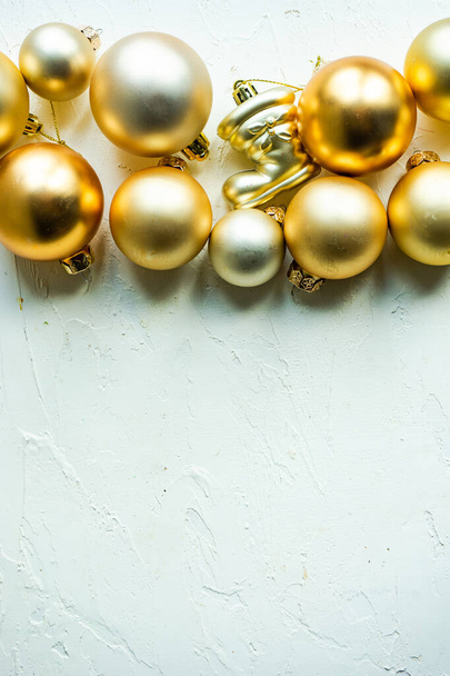 Концепція різдвяної листівки з різноманітними святковими святковими кульками на бетонному фоні
 - Фото, зображення
