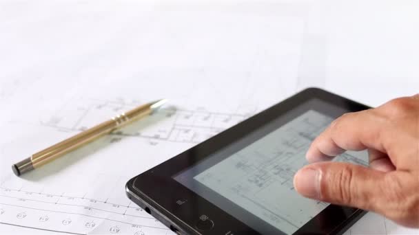 Ingeniero que usa Tablet PC mientras trabaja con Blueprints
 - Imágenes, Vídeo