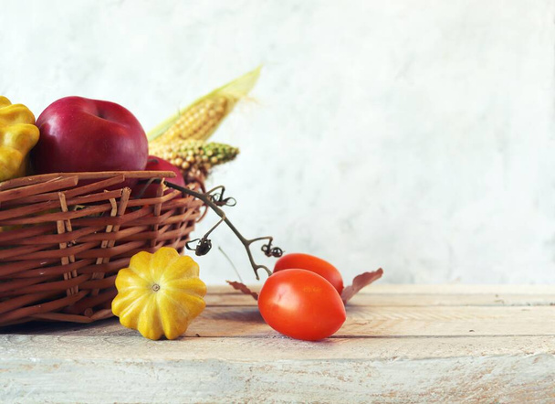Frisches reifes Gemüse und Obst im Korb, auf dem Holztisch, Erntekonzept, Bio-Naturprodukte, gesunde Ernährung, Hausmannskost, Erntedankfest - Foto, Bild