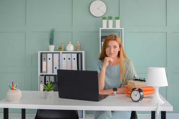junge Geschäftsfrau arbeitet im Büro am Laptop - Foto, Bild