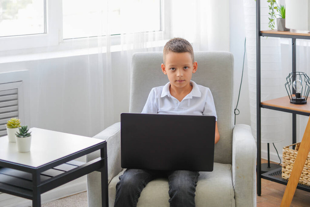 Küçük çocuk dizüstü bilgisayarda ödev yapıyor. eğitim, öğrenim - Fotoğraf, Görsel