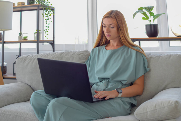 mujer joven freelancer trabajando con el ordenador portátil en casa - Foto, Imagen