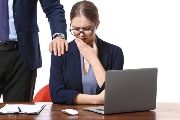 Αφεντικό παρενοχλεί τη γραμματέα του σε λευκό φόντο - Φωτογραφία, εικόνα