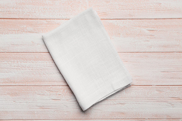 Υφασμάτινη πετσέτα σε ανοιχτό ξύλινο φόντο - Φωτογραφία, εικόνα