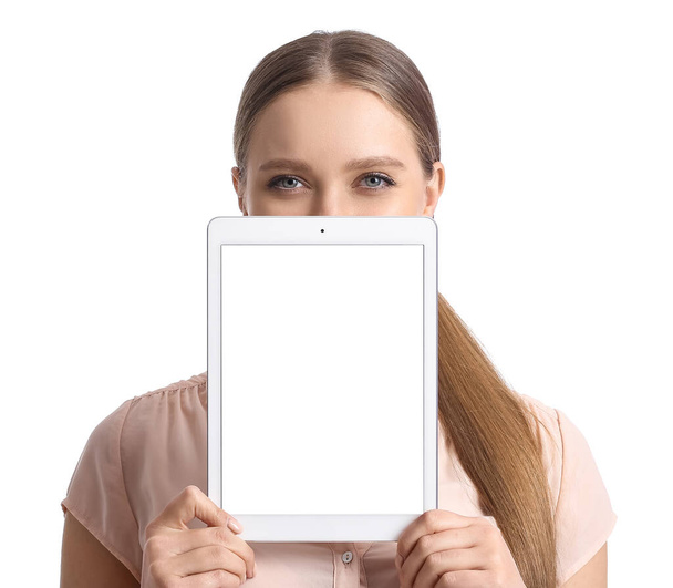 Hermosa mujer joven sosteniendo la computadora de la tableta con pantalla en blanco sobre fondo blanco - Foto, imagen