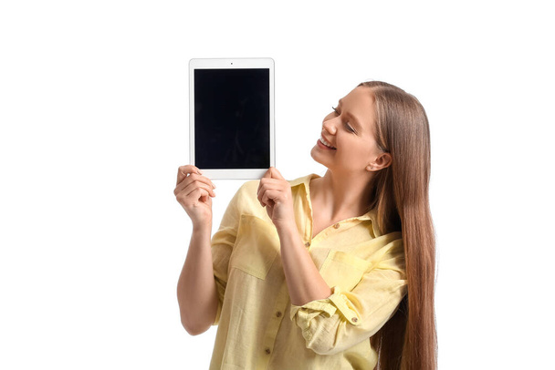 Красивая молодая женщина держит планшетный компьютер с чистым экраном на белом фоне - Фото, изображение
