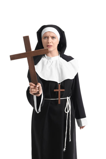 Jeune religieuse avec croix sur fond blanc - Photo, image