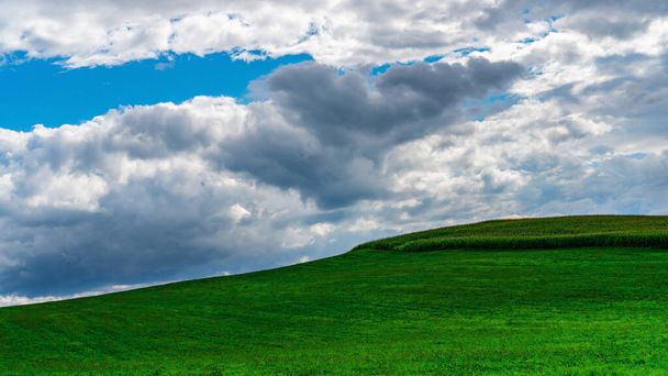 Resimli bulut manzarası. Yeşil çimenli bir tarlanın üzerinde bulutlu mavi bir gökyüzü. Windows masaüstü duvar kağıdı örneği. Açık hava tahmini olan bulutlu bir hava. - Fotoğraf, Görsel