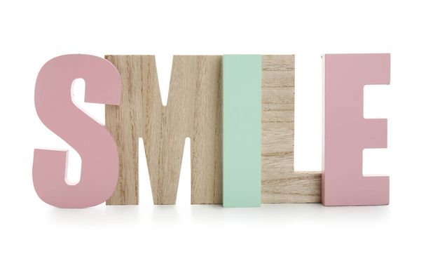 Stylowy wystrój w kształcie słowa SMILE na białym tle - Zdjęcie, obraz