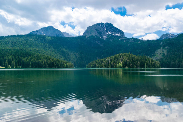 Παγωμένη Μαύρη Λίμνη, με Meded Peak. Λίμνη είναι premium τουριστικό αξιοθέατο του Εθνικού Πάρκου Durmitor. Περπάτημα κύκλους μονοπάτι γύρω από τη λίμνη, και είναι δημοφιλής προορισμός για αναψυχή και πεζοπορία. Μαυροβούνιο - Φωτογραφία, εικόνα
