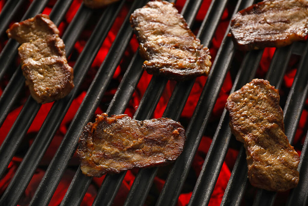 Lekker rundvleesbraadstuk op barbecue - Foto, afbeelding