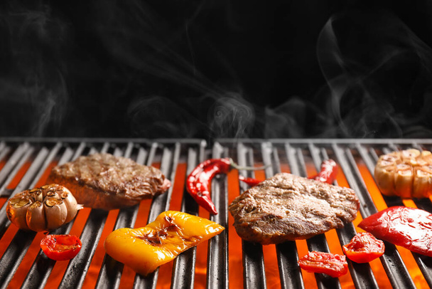 Lekker rundvleesbraadstuk met groenten op barbecue - Foto, afbeelding