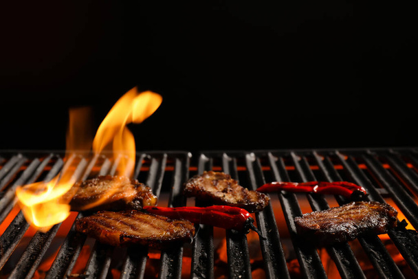 Яловичина з перцем чилі в полум'ї на грилі барбекю
 - Фото, зображення