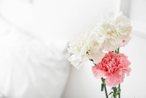 Ramo de hermosos claveles en el dormitorio, primer plano - Foto, Imagen