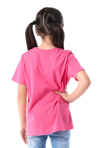 Kleines Mädchen in stylischem T-Shirt auf weißem Hintergrund, Rückseite - Foto, Bild