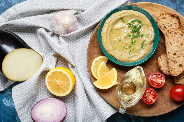Bowl with tasty baba ghanoush and ingredients on table - Fotografie, Obrázek