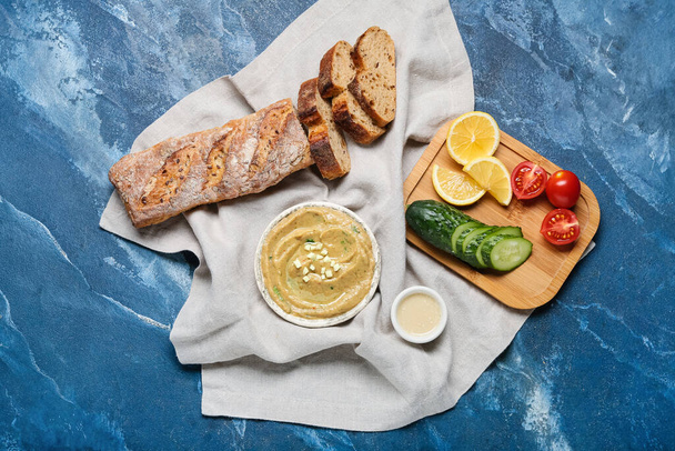 Bowl with tasty baba ghanoush and products on color background - Foto, afbeelding