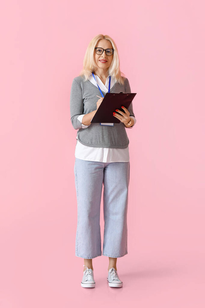 Portrait of mature businesswoman on color background - Foto, Imagen