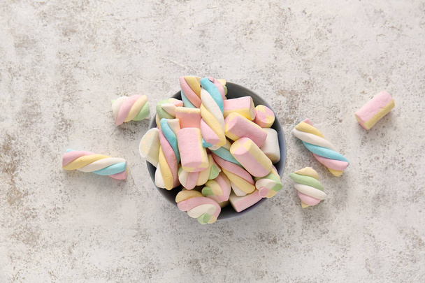 Ciotola con gustosi marshmallow su sfondo chiaro - Foto, immagini