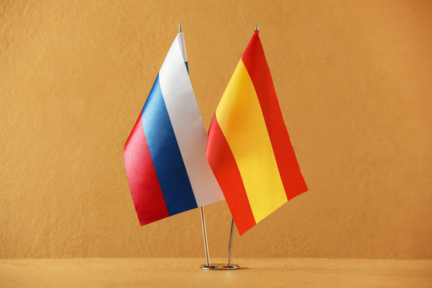Σημαίες ρωσικές και ισπανικές σε μπεζ φόντο - Φωτογραφία, εικόνα
