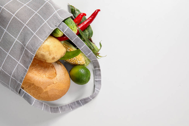 Eko taška s různými zeleninou a chlebem na bílém pozadí - Fotografie, Obrázek