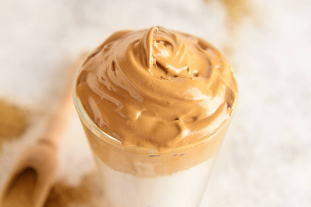 Copo de saboroso dalgona hojicha latte no fundo claro, close-up - Foto, Imagem