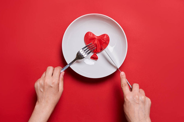Jedzenie miłości. Serce kształt balon jedzenie - Zdjęcie, obraz