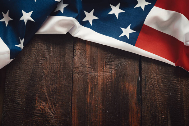 Bandera americana sobre fondo rústico de madera marrón, diseño de pancarta, espacio para texto - Foto, Imagen