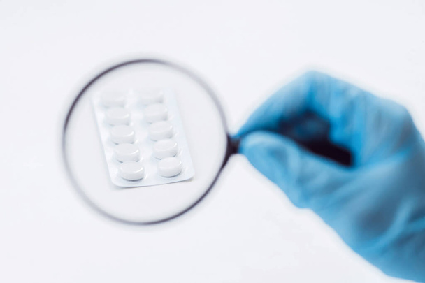Pharmacist or expert on pharmaceutical inspection identifies pills. - Foto, Imagen