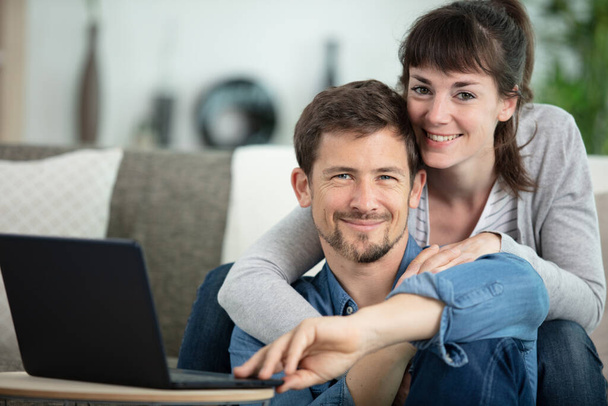 pár sedí na pohovce doma pomocí tabletu PC - Fotografie, Obrázek