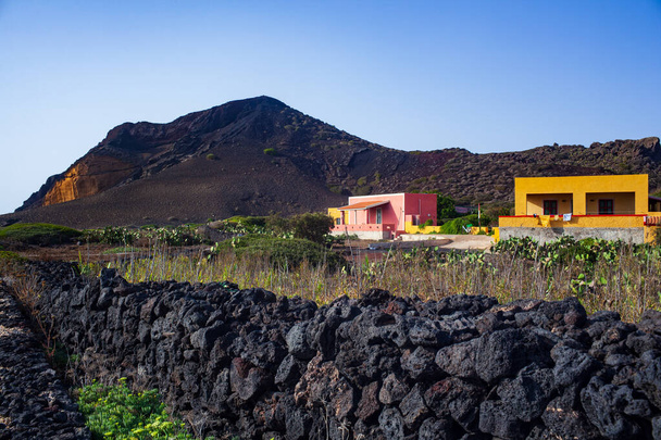 Vue caractéristique de Linosa avec les maisons colorées typiques et le mur de pierre sèche construit avec des pierres de lave - Photo, image