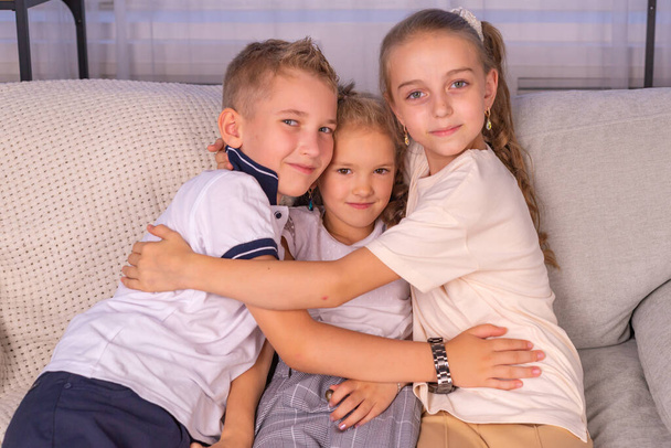 Mutlu bir aileyiz. Erkek ve iki kız kardeş evde oynuyorlar. evde eğitim kavramı - Fotoğraf, Görsel