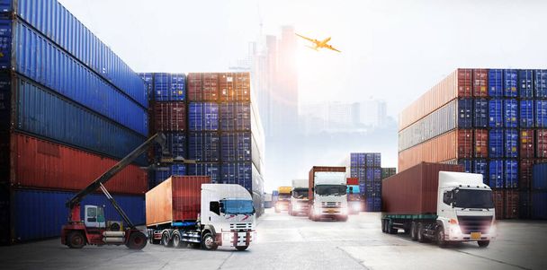 Doble exposición de la industria de entrega y el concepto de logística camión contenedor, buque en puerto y avión de carga de carga en el transporte y la importación-exportación logística comercial, industria naviera de negocios  - Foto, imagen