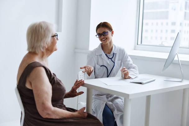 paciente idosa se comunica com o médico de saúde - Foto, Imagem