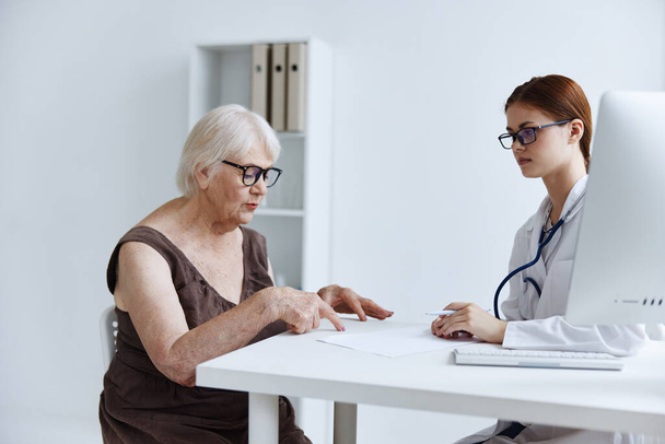 starsza pani pacjent rozmawia z pielęgniarką diagnostyki zdrowia - Zdjęcie, obraz