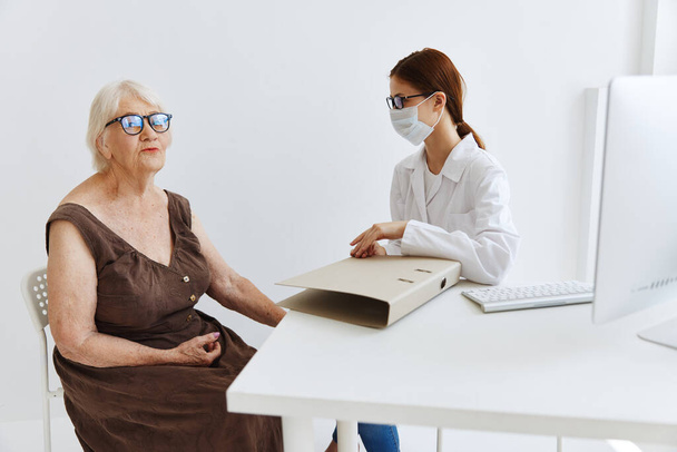enfermera en bata blanca conversación con el paciente cuidado de la salud - Foto, Imagen