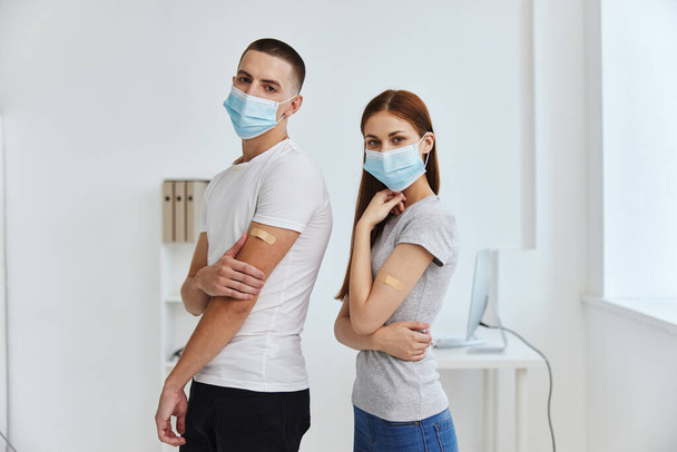 joven pareja sosteniendo un adhesivo yeso vacuna pasaporte pandemia covid-19 - Foto, imagen