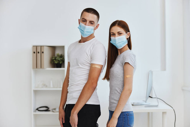 jovem casal vestindo máscaras médicas proteção da imunidade de saúde hospitalar - Foto, Imagem