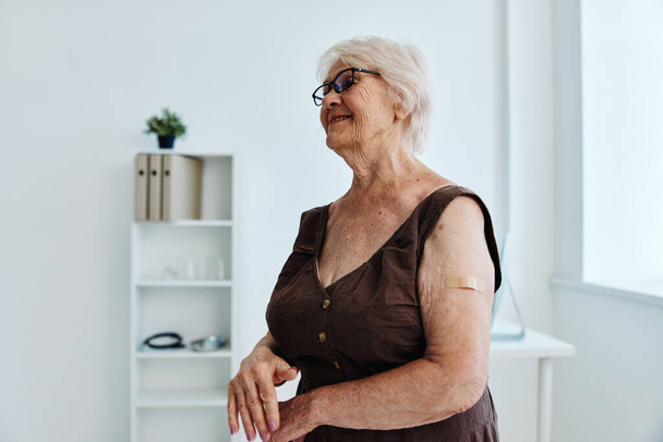 alte Frau injiziert in Arm Impfpass covid-19 - Foto, Bild