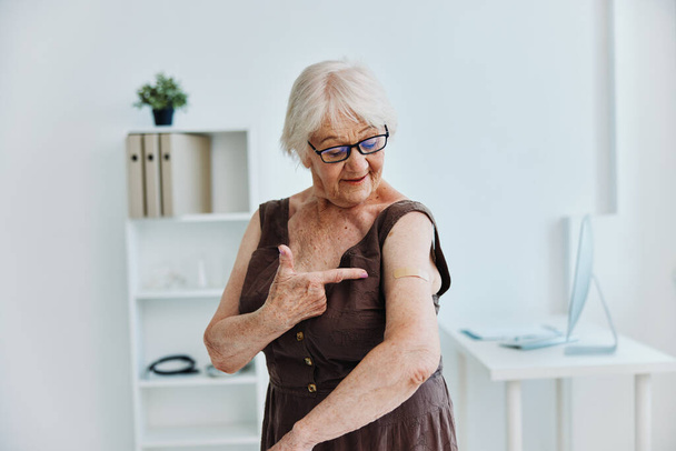 emotionaalinen vanha nainen sairaalassa rokote passi covid-19 - Valokuva, kuva