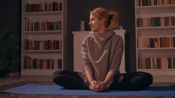 mulher alegre meditar em casa - Filmagem, Vídeo