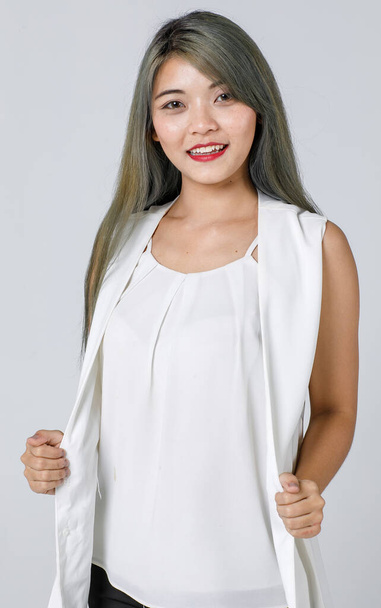 Ázsiai nő portré fiatal korban, hajszín kész, úgy néz ki, boldog magabiztos és energikus. Fehér alapon elszigetelve. - Fotó, kép
