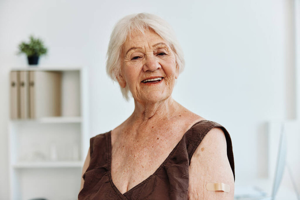 idős nő gipsszel a karján vakcina útlevél immunitás védelem - Fotó, kép