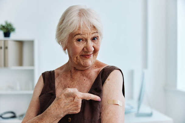 emotionaalinen vanha nainen käsi injektio rokote passi covid-19 - Valokuva, kuva