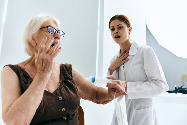 Duygusal yaşlı kadın büyük şırınga aşısı pasaportu - Fotoğraf, Görsel