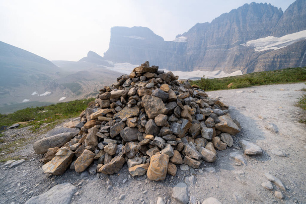 Gran pila de rocas en la cima del Sendero del Glaciar Grinnell marca la cima del sendero, en el Parque Nacional del Glaciar Montana - Foto, imagen