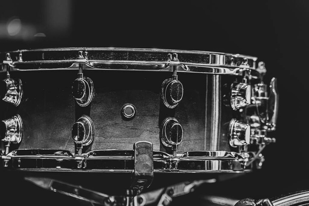 Close-up van een snaredrum, percussie-instrument op een donkere achtergrond. - Foto, afbeelding