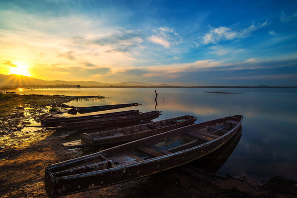 Kalastusveneet kalastajakylässä auringon noustessa  - Valokuva, kuva
