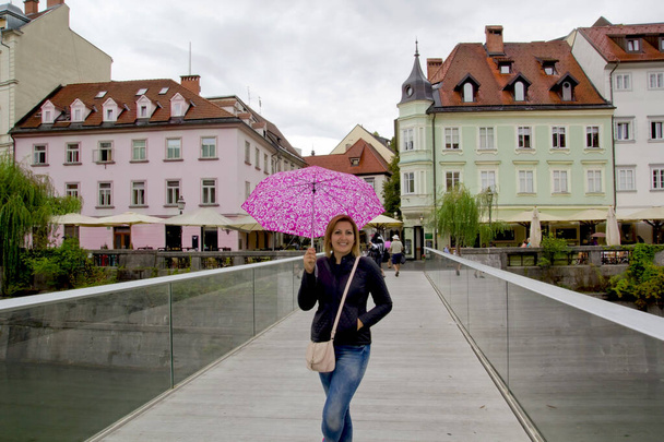 Schöne junge Frau mit Regenschirm in Ljubljana, Slowenien - Foto, Bild